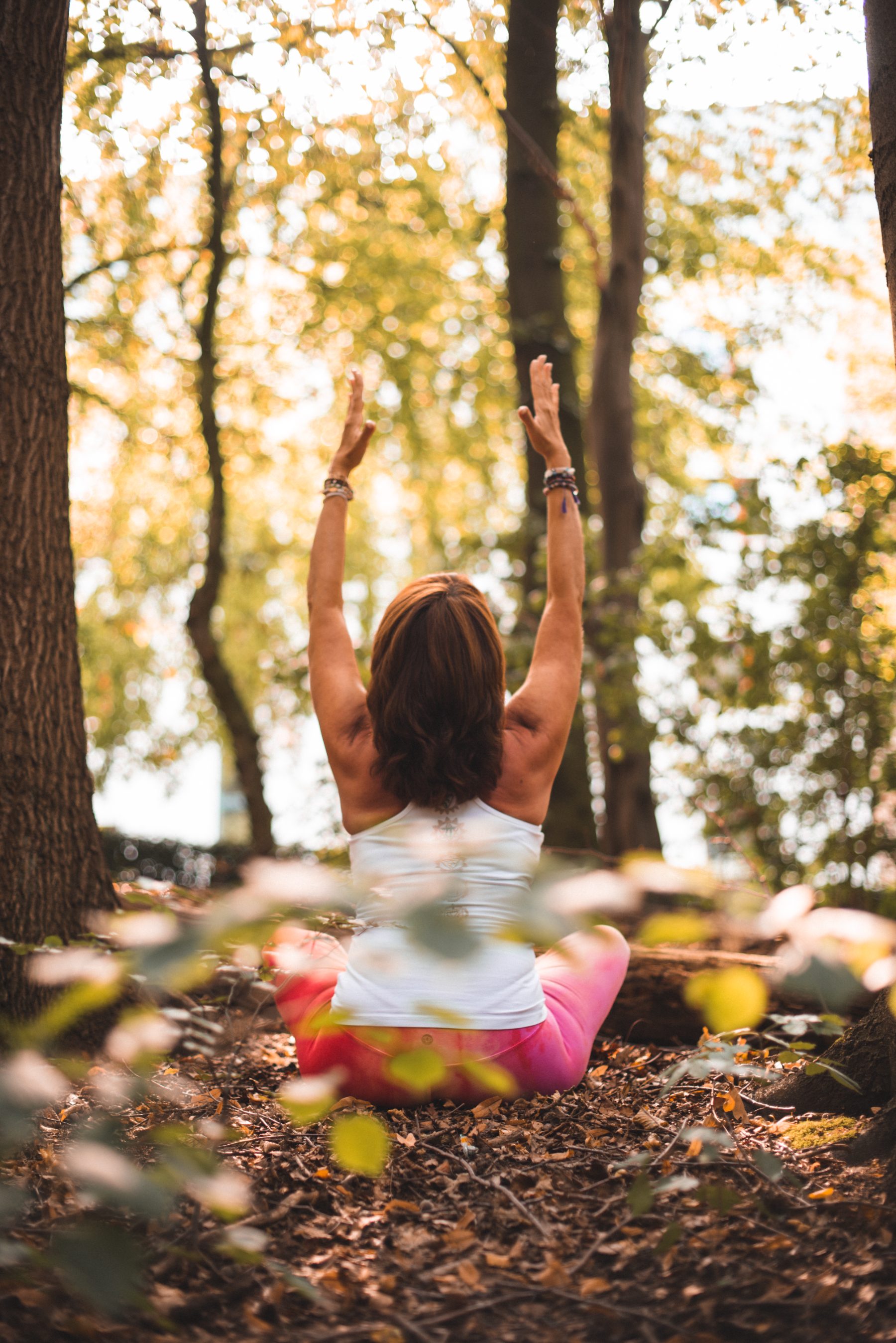 Susanne bei der Yogapraxis im herbstlichen Wald